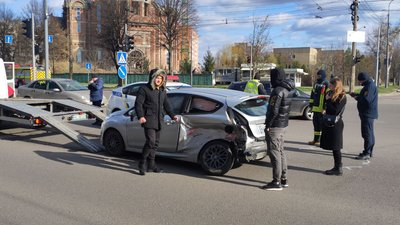 У Луцьку легковик зіштовхнувся з автомобілем рятувальників: подробиці ДТП