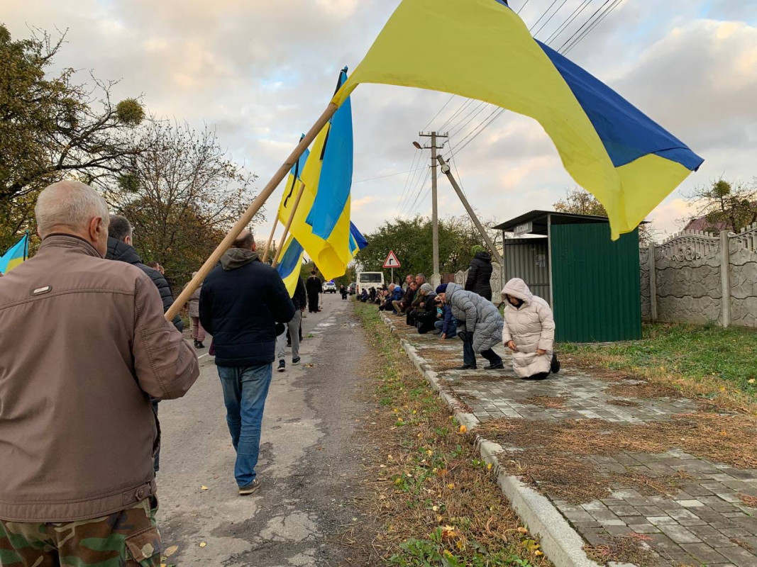 Ростив трьох синів: у Луцькому районі сотні людей прощалися з бойовим командиром Анатолієм Кошелюком