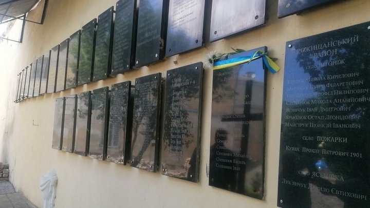 Нащадки в'язнів Луцької тюрми розповіли про долі своїх рідних, які пережили радянські репресії