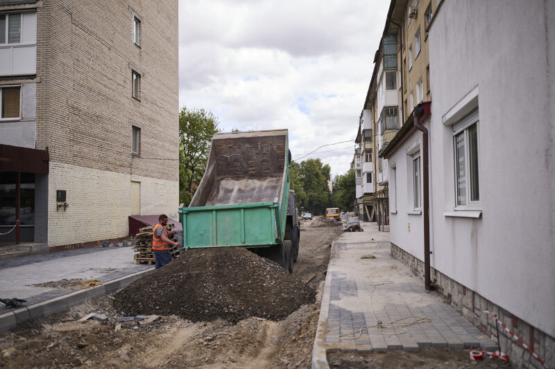 У Луцьку ремонтують двори й тротуари: де роботи вже на фініші