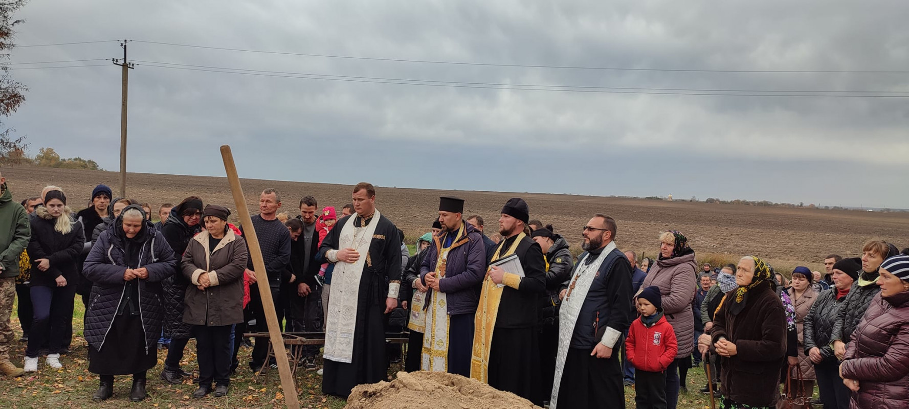 Зійшлося усе село: поховали 29-річного сапера з Луцького району Віталія Костюка. Фото