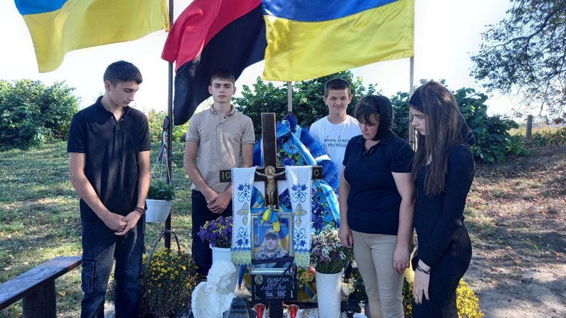 Щоранку на могилу приходить з кавою: дружина загиблого бійця з Волині просить надати йому звання Героя України