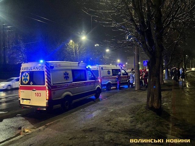 У Луцьку на Відродження - ДТП: автівка збила жінку з дитиною