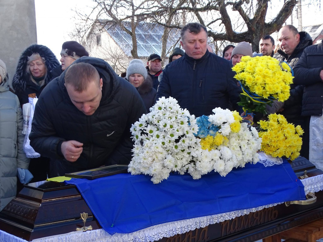 Понад рік родина жила між надією і болем: на Волині попрощалися з воїном Романом Махнюком