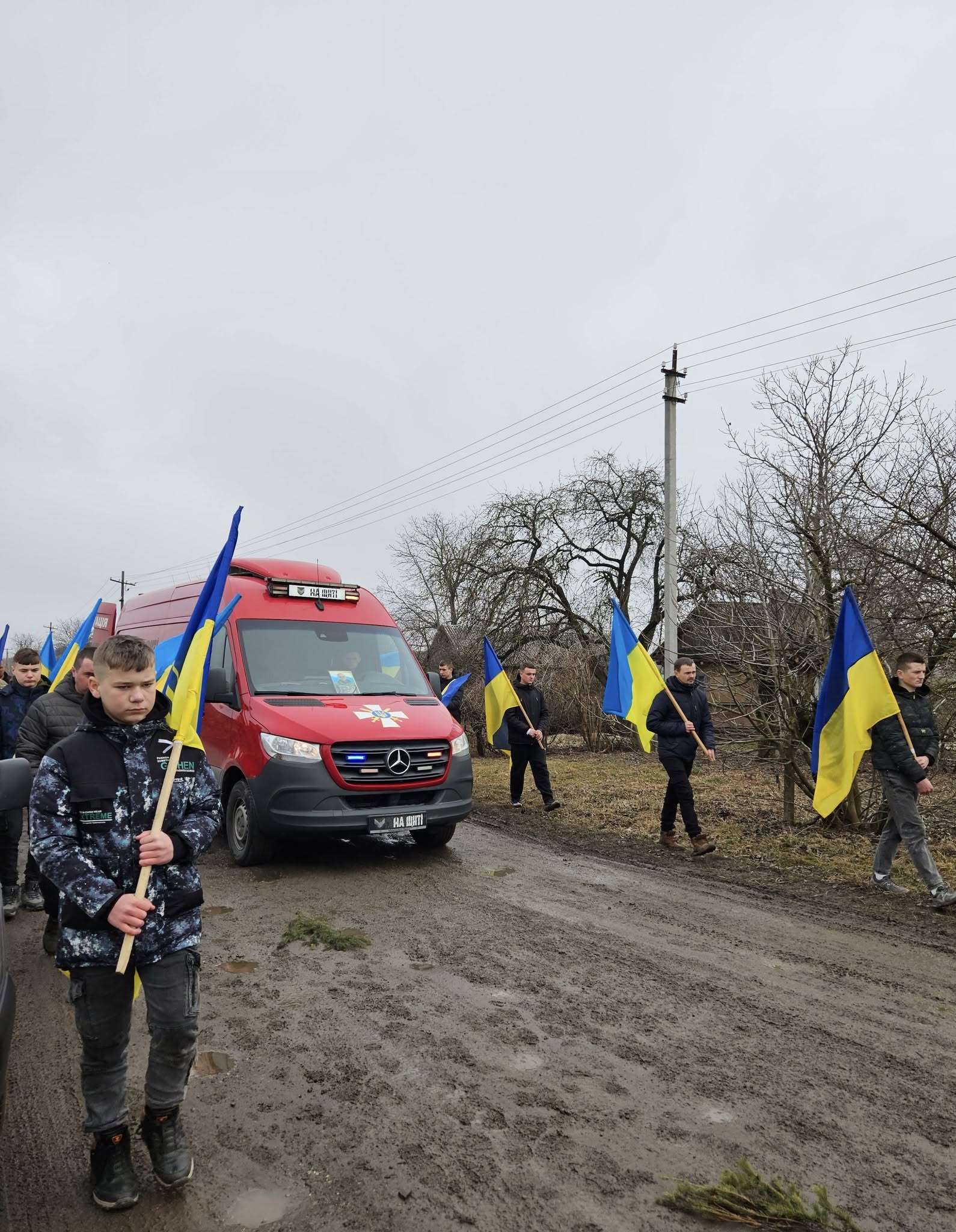 Батьки залишилися без сина, дружина - без опори, діти - без батька: на Волинь «на щиті» востаннє повернувся Герой Володимир Силка