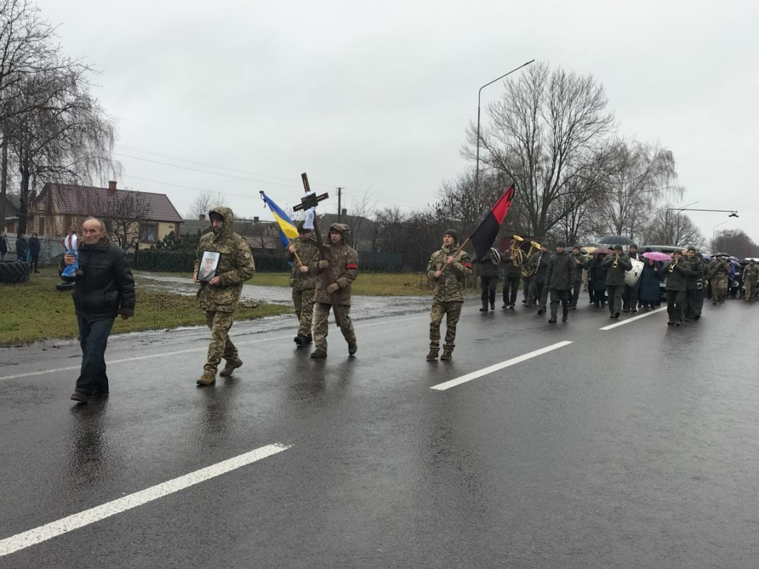 Загинув внаслідок артилерійського обстрілу: на Волині всім селом ховали працівника міської ради, Героя Олега Патіюка. Фото