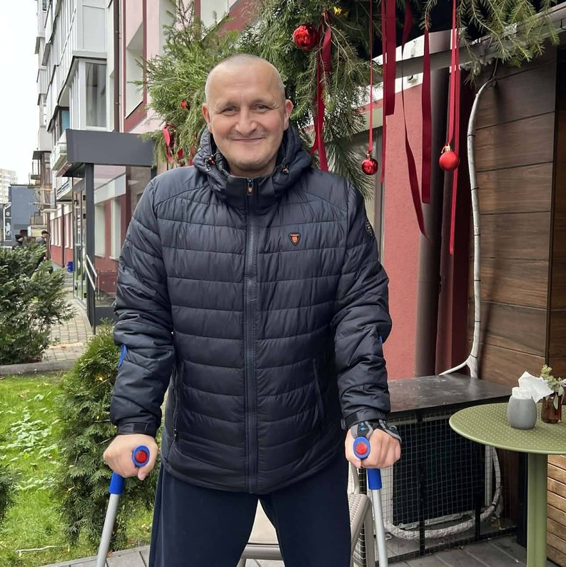 49-річний боєць із Луцька, якому ампутували обидві ноги, вчиться ходити заново