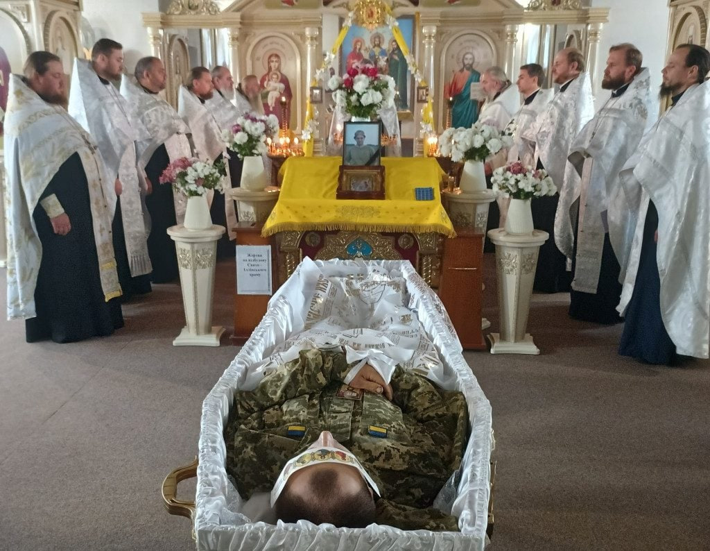 Маленька донечка у домовині зустріла тата: на Волині в останню дорогу провели Героя Максима Кухтея