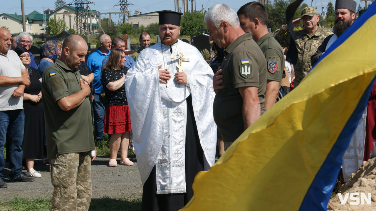 Рідні сподівалися, що в полоні, але дива не сталося: у Рожищі провели в останню путь воїна Миколу Катеринюка