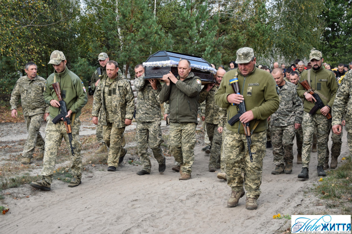 На колінах та зі сльозами проводжало усе село: на Волині попрощалися з Героєм  Віктором Швайкою