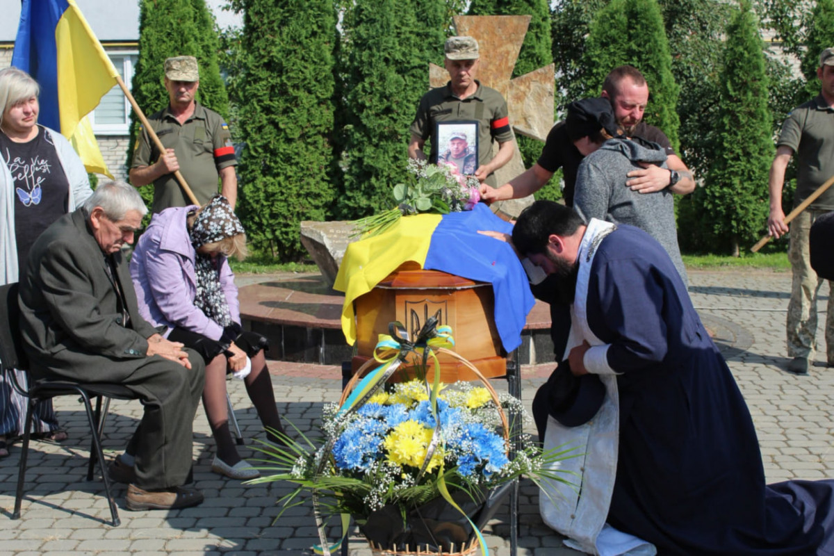 Серце воїна зупинилося після років боротьби: громада на Волині зустріла на щиті Олега Орлюка