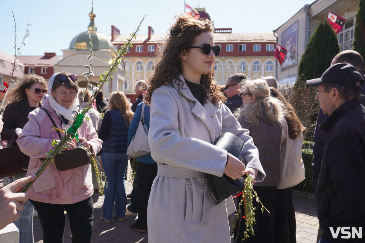 Сотні вірян прийшли освячувати вербу у головний собор Луцька. Фоторепортаж