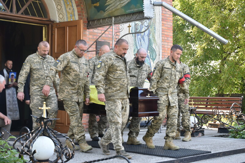Загинув понад 10 місяців тому: у Луцькій громаді попрощались з Героєм Костянтином Ризванюком
