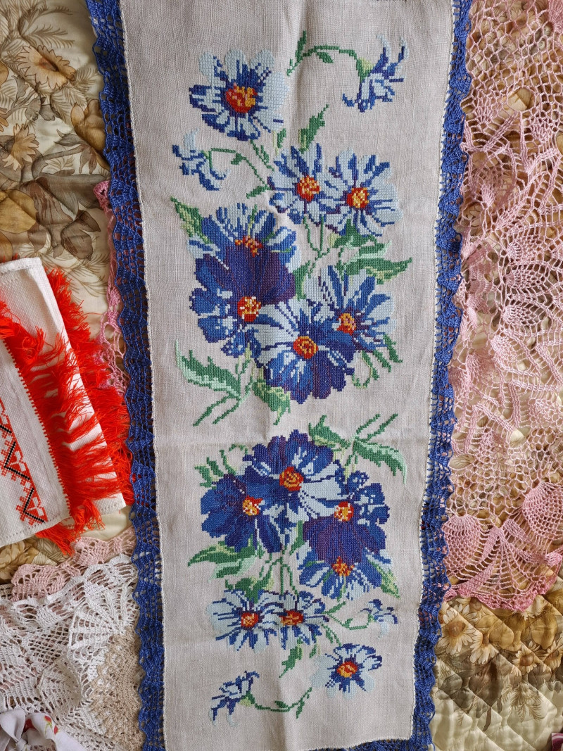 Пів століття присвятила медицині, а все життя — творчості: історія волинської вишивальниці