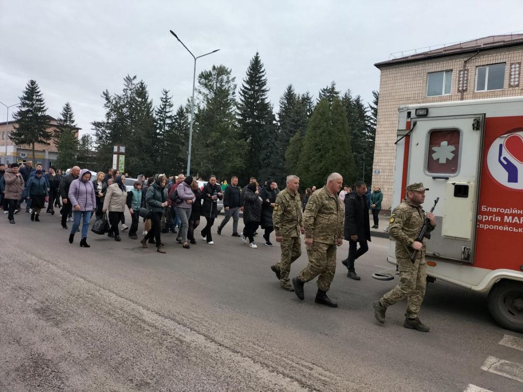 Мали евакуювати росіяни, але натомість - розстріляли: на Волині попрощалися із Героєм Олександром Зінчуком