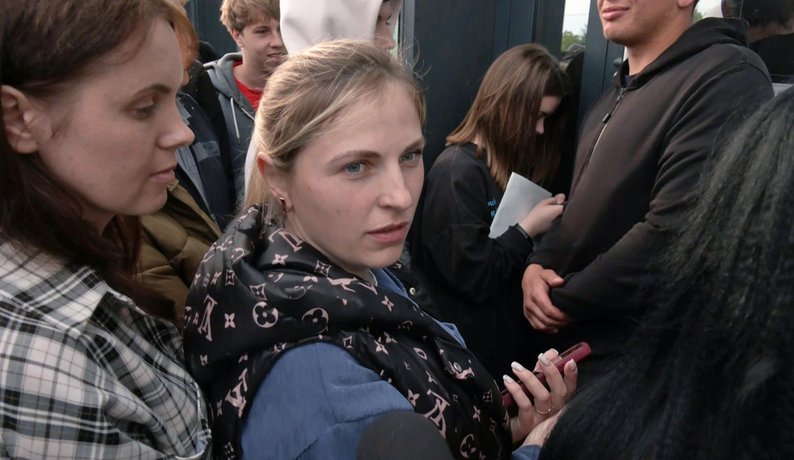 Люди сидять з ночі: у Луцьку під дверима МРЕО - черги за талонами