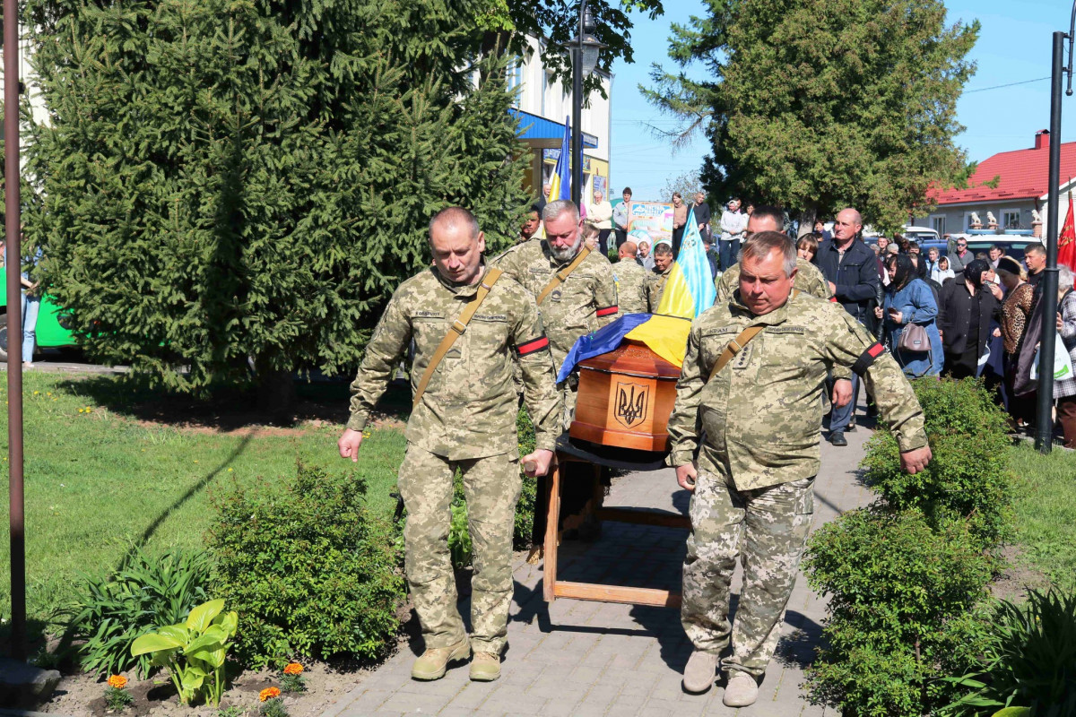 Безстрашно вибивав окупантів з української землі: на Волині поховали молодого Героя Романа Возняка