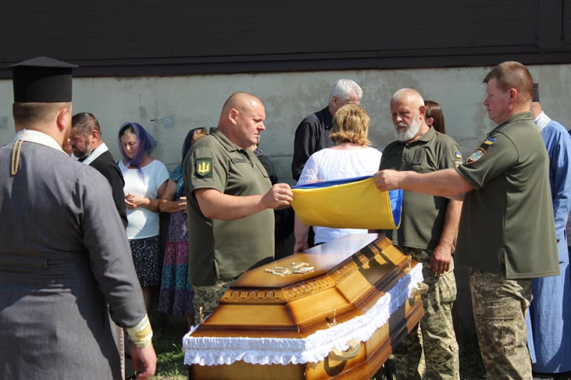 Весільний коровай розділили на цвинтарі: на Волині попрощались із Героєм Едуардом Вовчуком