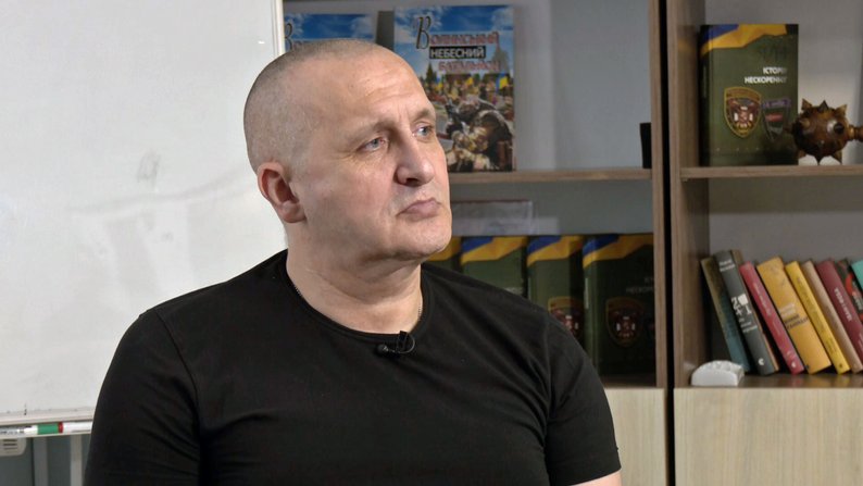 49-річний боєць із Луцька, якому ампутували обидві ноги, вчиться ходити заново