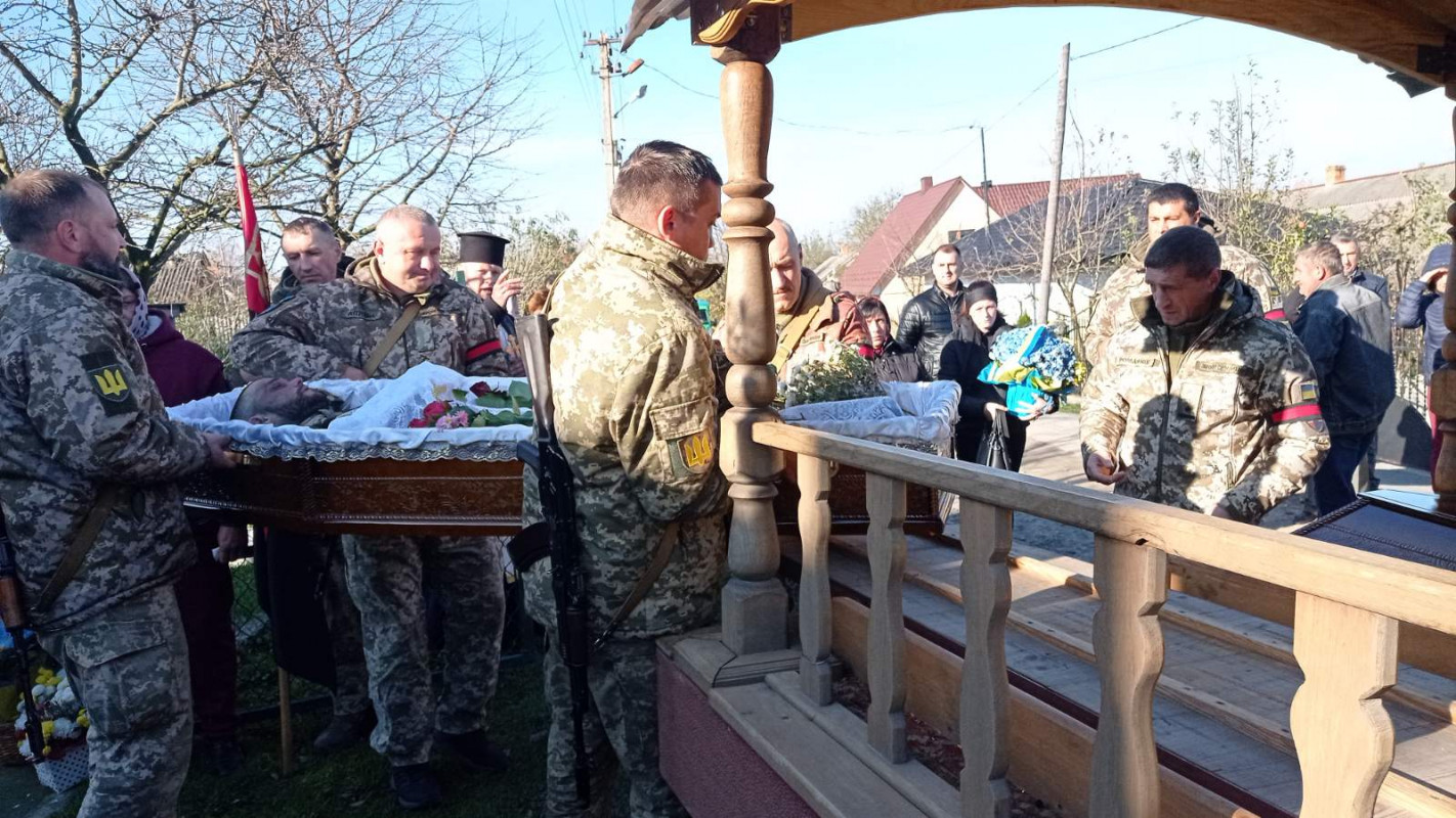 Два тижні тому виповнилося 29: у Луцькому районі все село попрощалося з молодим Героєм Якимом Киричуком. Фото