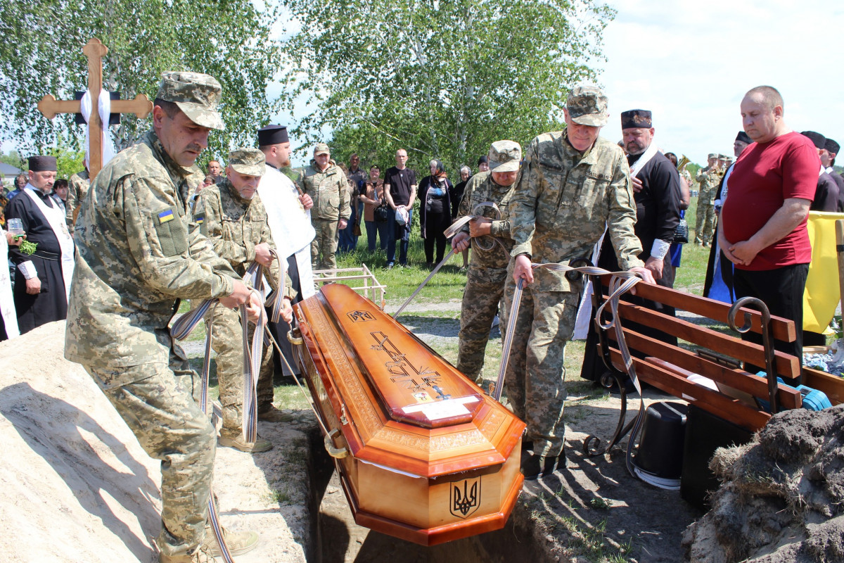 Рік і три місяці вважався зниклим безвісти: на Волині в останню земну путь провели Героя Павла Герасимчука