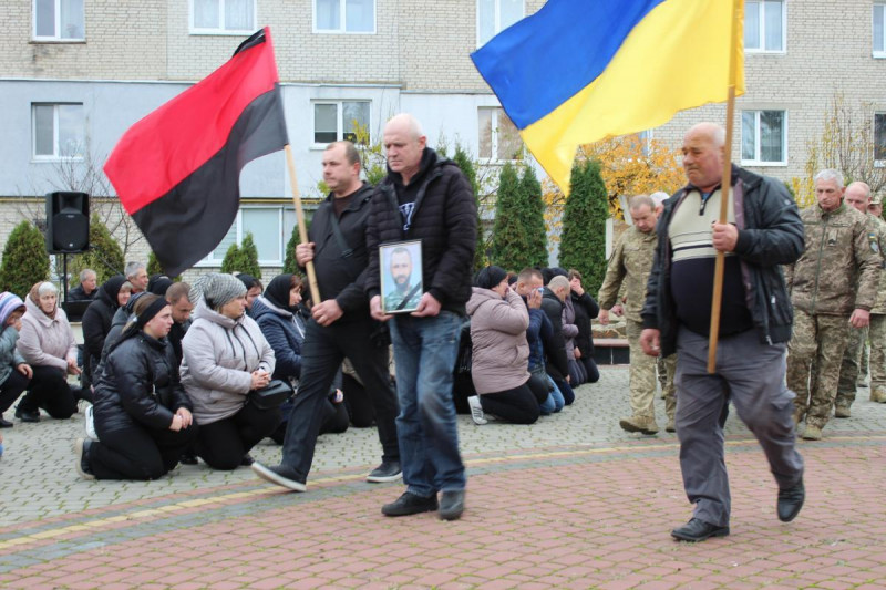 Маленький син ніколи більше не побачить тата: на Волині попрощалися з Героєм Миколою Мясковським