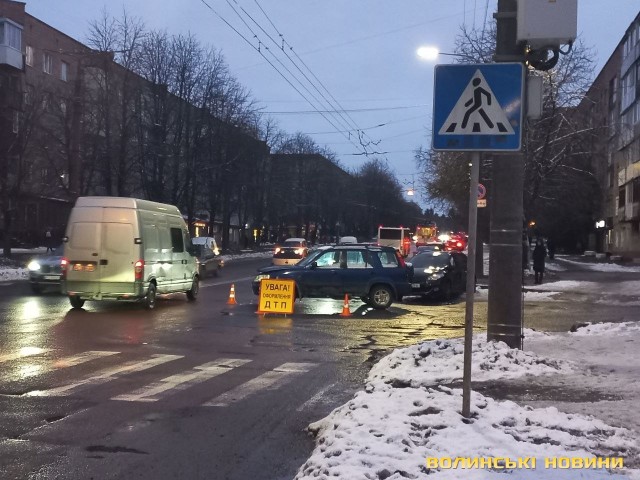 У Луцьку на Відродження зіткнулися легковики, одного з водіїв госпіталізували