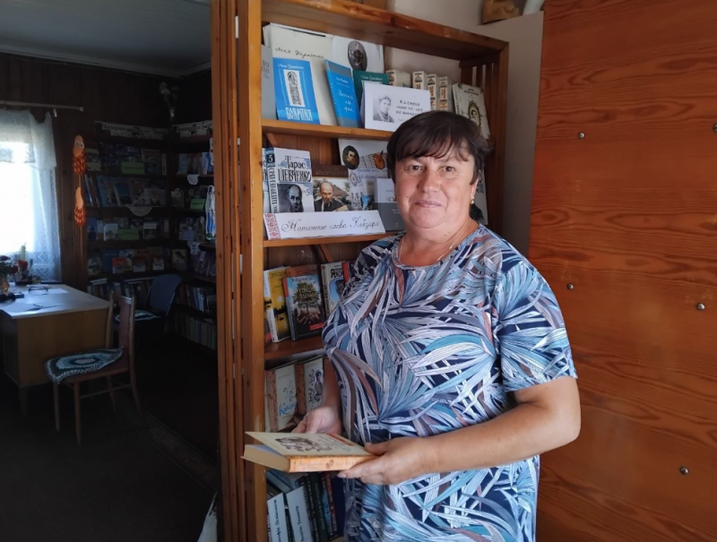 Збирає історії села, возить книги читачам і допомагає війську: незвичайна бібліотекарка з Волині