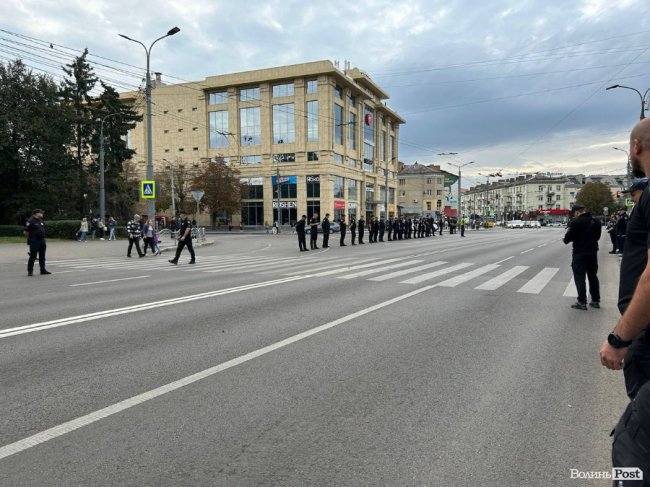 У Луцьку поліцейські на колінах зустріли загиблого полковника Олександра Никитюка