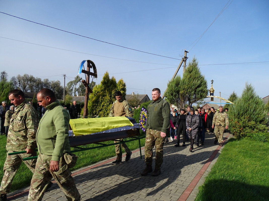 16 місяців чекали на тіло Героя: на Волині все село прийшло на поховання багатодітного батька Ігора Кузьмюка