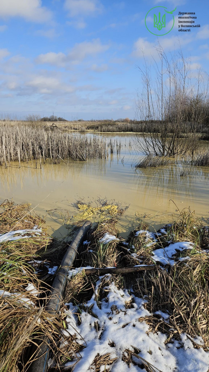 На Волині впіймали на гарячому спритника, який зливав нечистоти у водойму