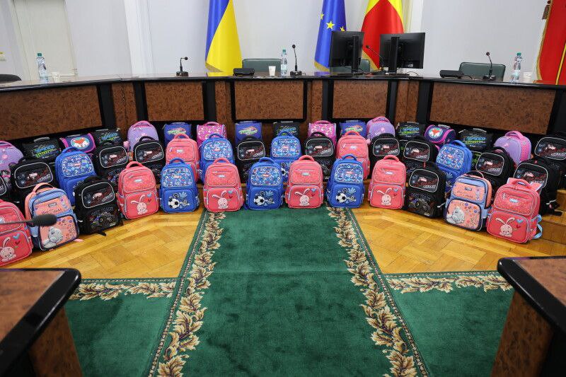 У Луцьку першокласники з пільгових сімей отримали свої перші шкільні портфелі