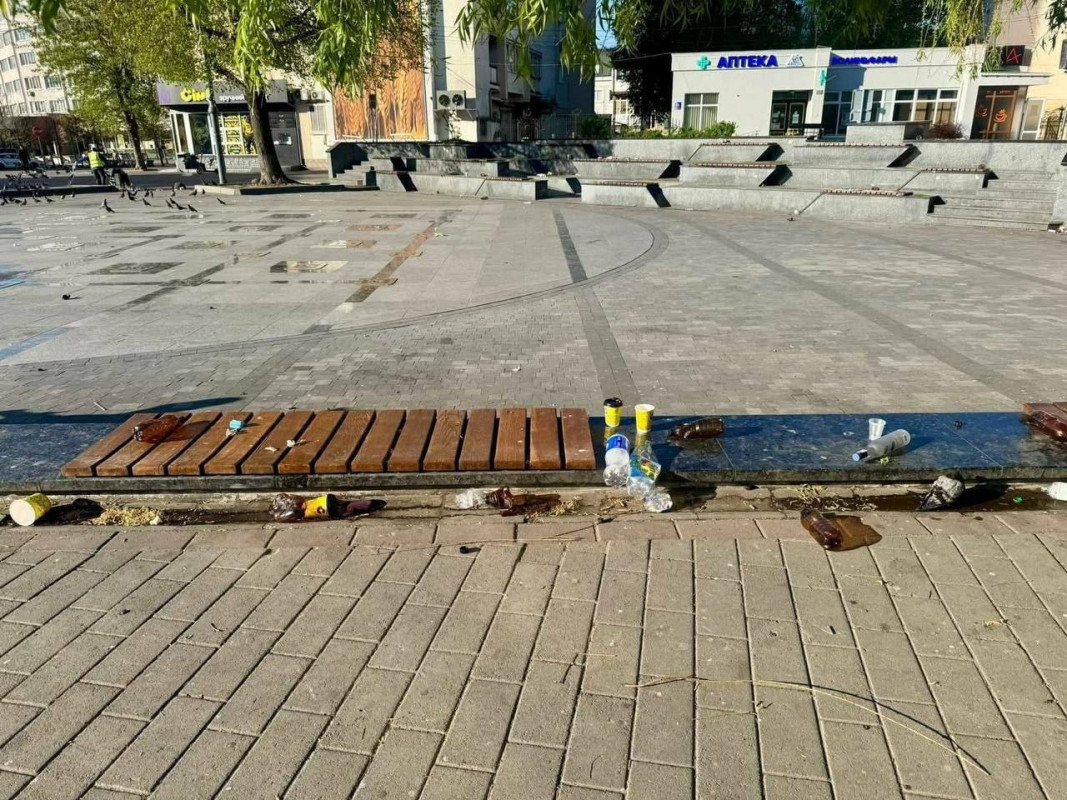 Гори сміття після вечірніх гулянь: що відбувається на Театральному майдані в Луцьку