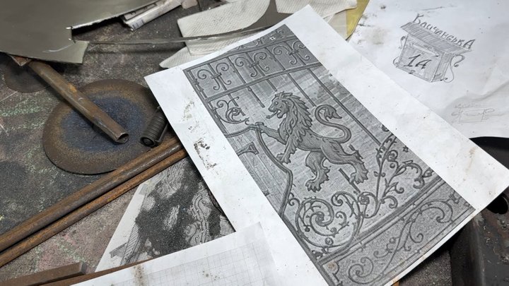 Ремесло успадкував від діда та прадіда: лучанин працює ковалем понад 20 років