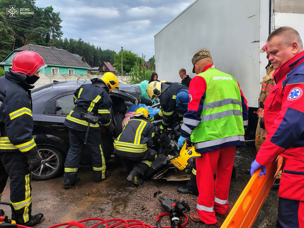 7-річну дівчинку госпіталізували у важкому стані: деталі смертельної ДТП на Волині