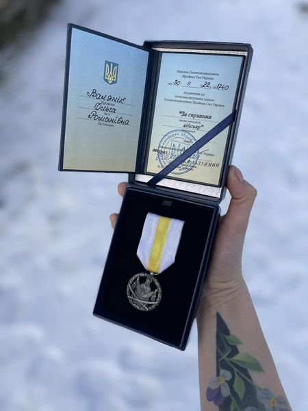 Луцька волонтерка отримала нагороди від Залужного та від командира князівської бригади