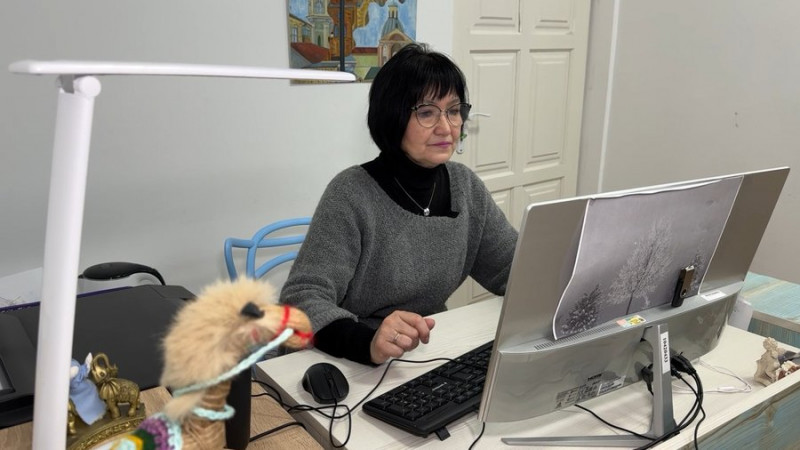 «Для мене — це затишок»: лучанка 48 років працює у бібліотеці