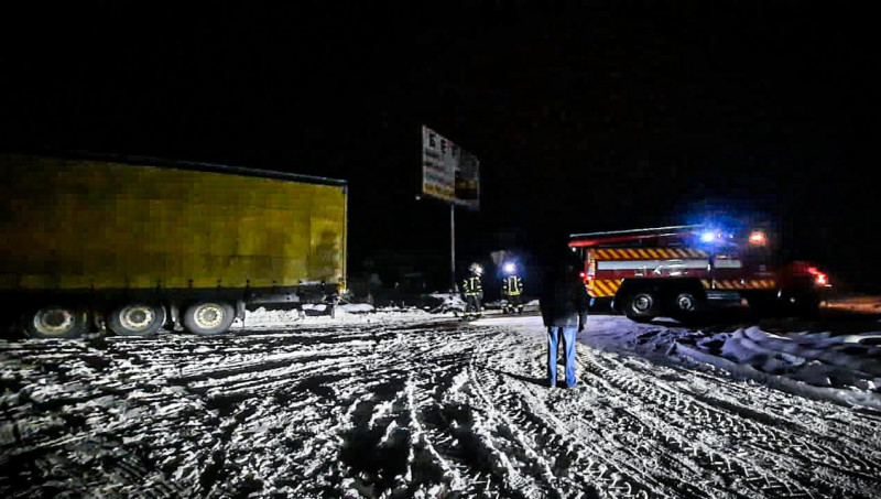Застрягли і перекрили рух: на Волині витягли зі снігу дві вантажівки