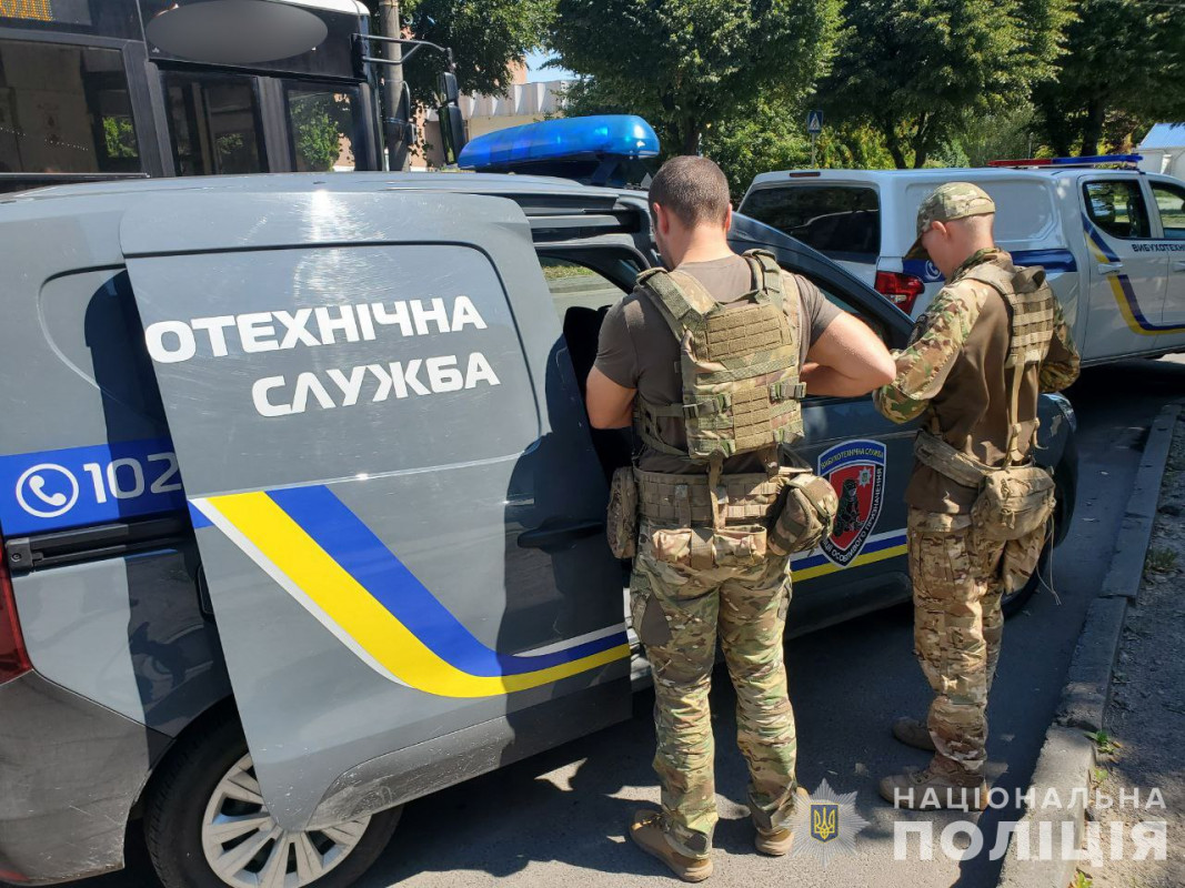 Військові ТЦК попросили показати документи, а чоловік дістав зброю і почав погрожувати: деталі інциденту у Луцьку