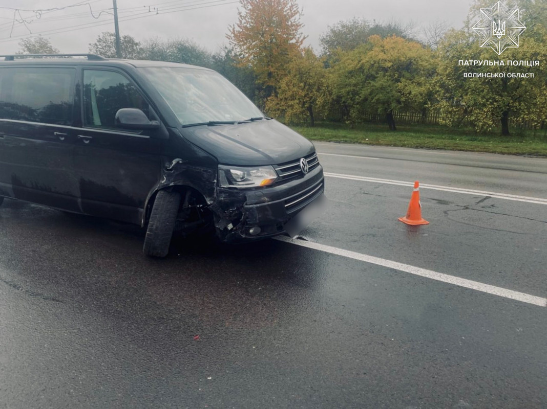 В Луцьку п’яний водій BMW в’їхав у припаркований автомобіль