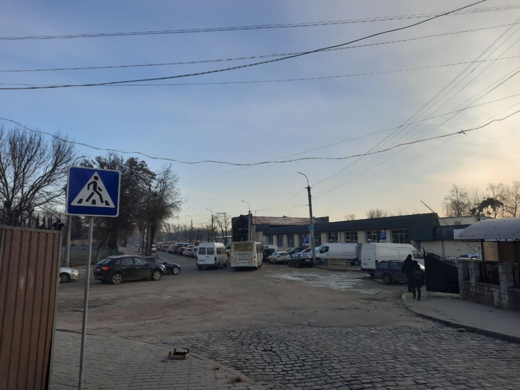 Ранкова аварія у Луцьку: зіткнулися маршрутка та вантажівка. Рух вулицею ускладнений. ОНОВЛЕНО