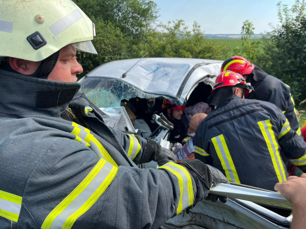 Страшна аварія на Волині: водія деблокували із розтрощеного авто, троє постраждалих у лікарні