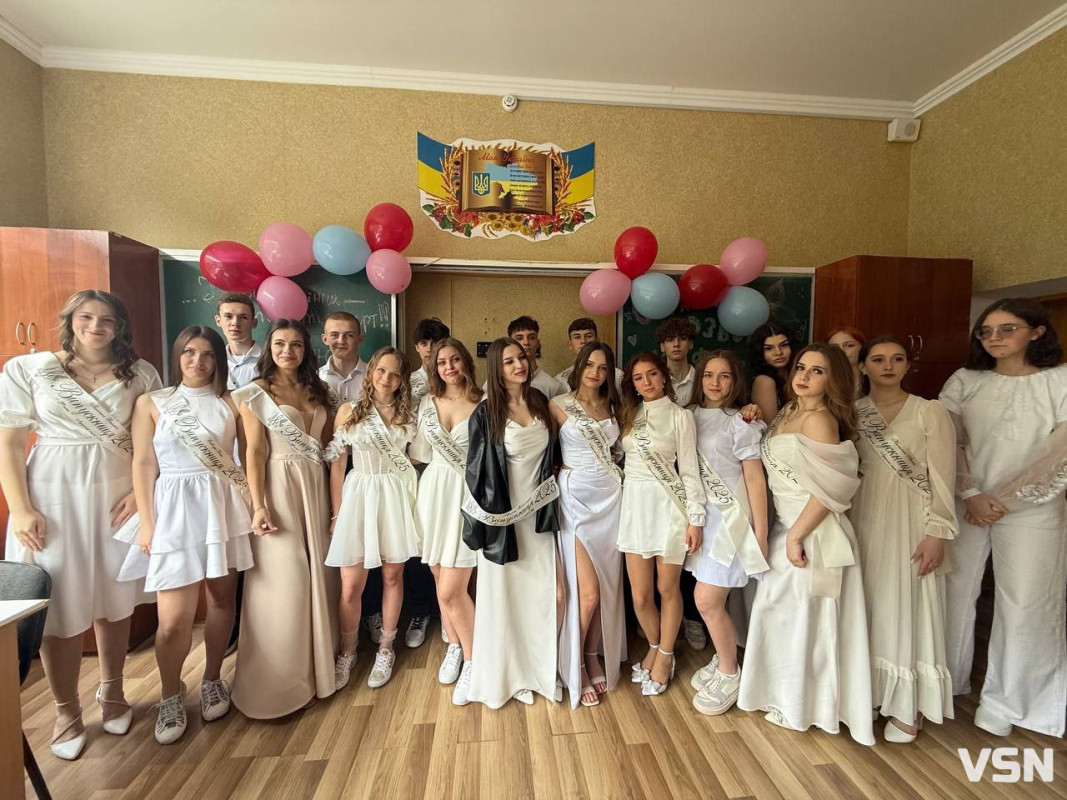 З передової – на останній дзвоник: військовий із Луцька приїхав привітати доньку-випускницю. Відео