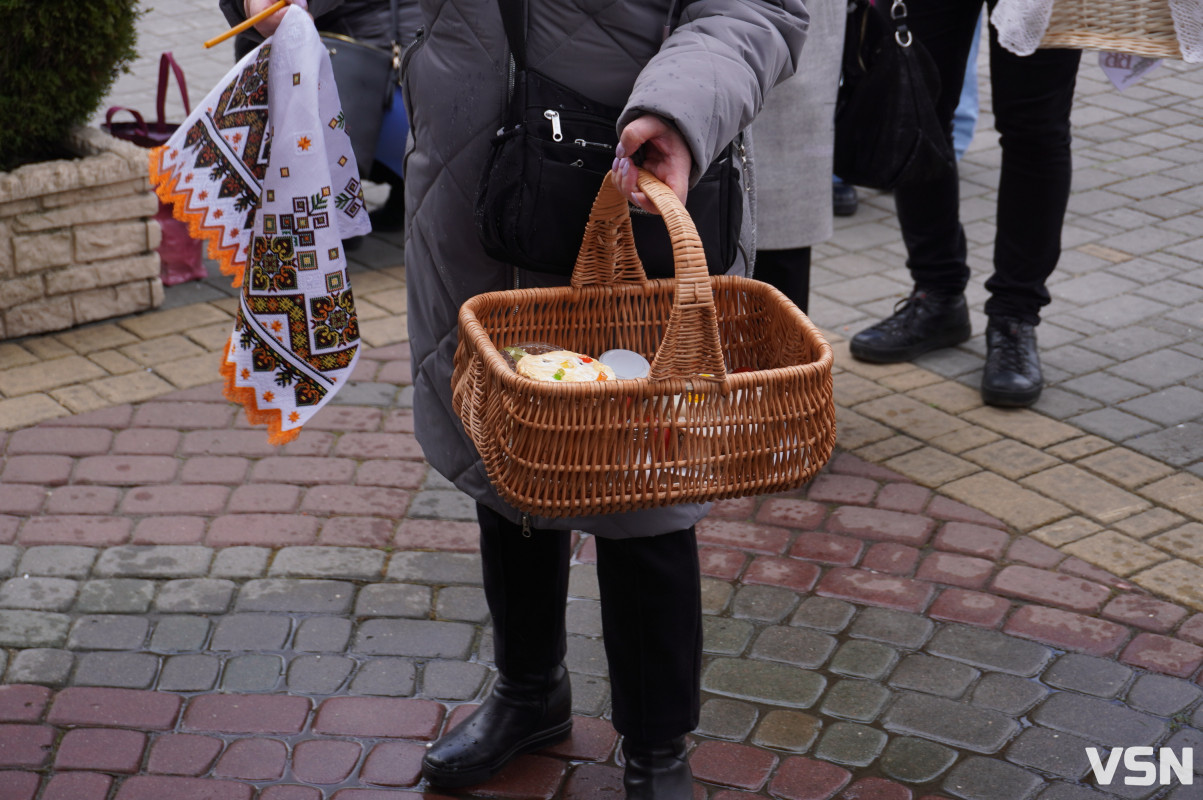 Як у Луцьку освячують Великодні кошики? Фоторепортаж