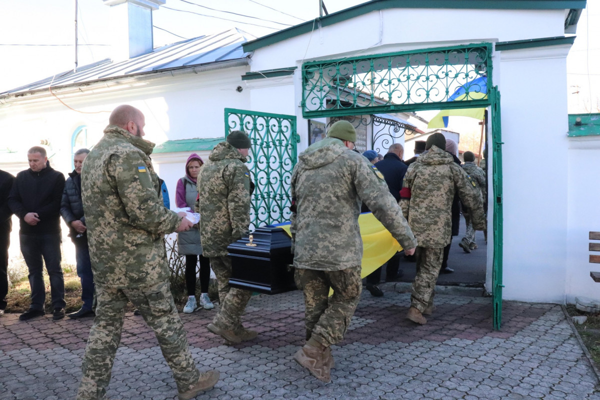 Церква не вмістила всіх охочих вшанувати Героя: волиняни попрощались із полеглим воїном Сергієм Кошманом