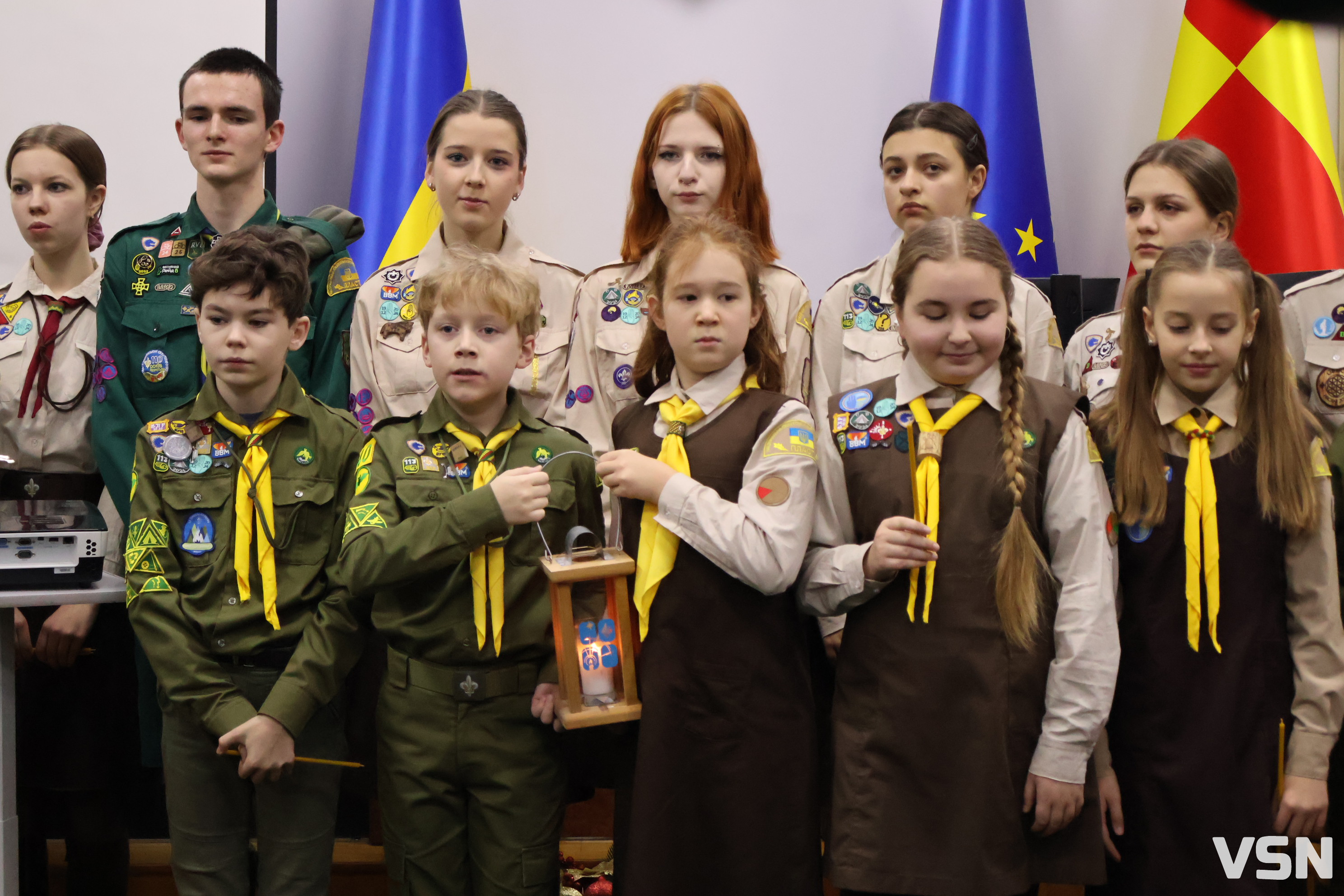Світло миру в сесійній залі: пластуни передали Вифлеємський вогонь Луцькій міськраді