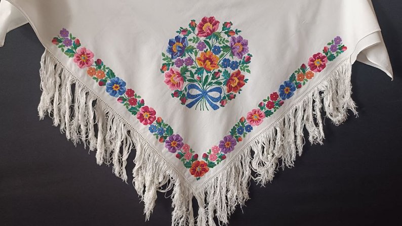 Волинські ковбаса, зеленички з часником, писачок та вишивка 