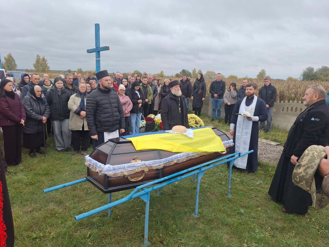 Майже півтора року вважався зниклим безвісти: на Волині провели в останню дорогу Героя Андрія Смоляра