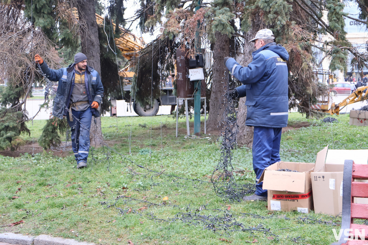 У центрі Луцька прикрашають ялинкове тріо: місто повертається до теплих відтінків ілюмінації