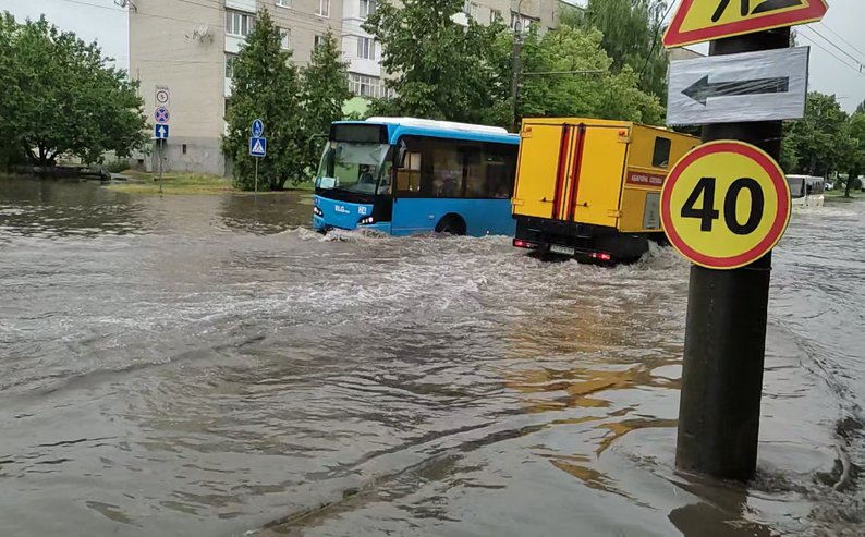 Чому Луцьк тоне після кожної зливи: пояснення комунальників